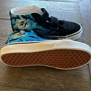 New without tags shark week vans